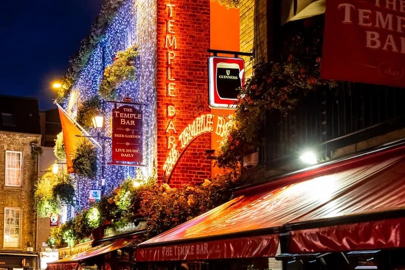 Dublín de noche con el altamente iluminado Temple Bar en primer plano. Irlanda es hogar de algunas de las mejores escuelas culinarias del mundo.
