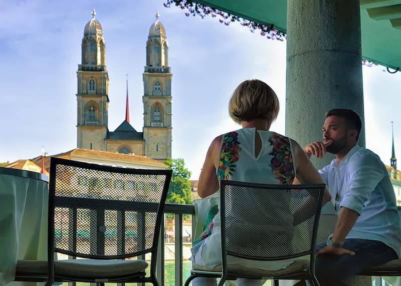 Las mejores escuelas culinarias de Suiza - Pareja disfrutando de una comida en Zurich Suiza