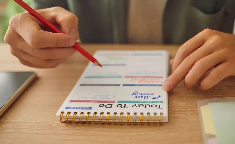 Chef privado tomando notas en su cuaderno de lista de tareas pendientes