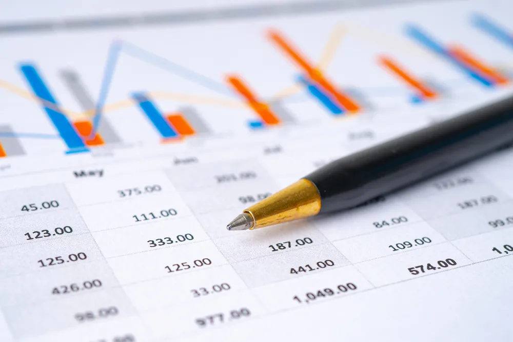 Al utilizar una calculadora de precios de menú, no olvide incluir el embalaje para llevar y entrega a domicilio en sus precios, como se muestra en esta imagen de una hoja de cálculo del propietario de un restaurante con costos de alimentos y costos de embalaje.