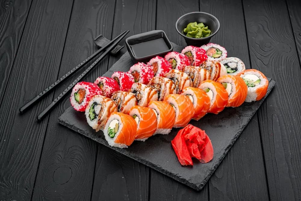 Una calculadora de precios de menú gratuita puede proporcionar una forma rápida para que el gerente de un restaurante determine los mejores precios para los artículos de su menú, como se muestra en esta imagen de sushi que ha sido marcada con la ayuda de una calculadora de precios de menú.