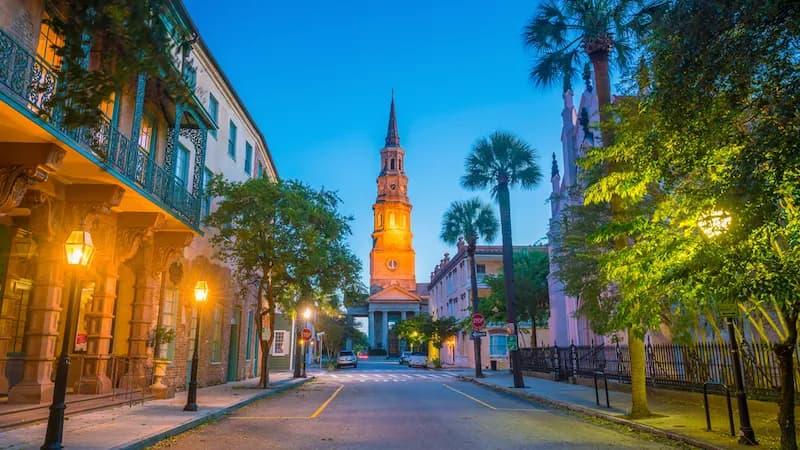 A street-level wide view of historic buildings in downtown Charleston, South Carolina. Stay aware of zoning and parking rules when operating a food truck in Charleston.