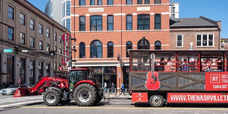 The touristy Broadway area of downtown Nashville, Tennessee, can often be crowded with tourist buses and even tractor trailers. Choosing the right parking spots is key to running a successful food truck business in Nashville.