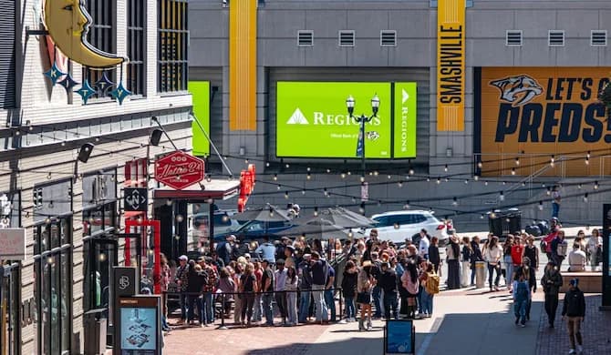 Crowds of Nashiville locals and tourists wait in line to enter a popular restaurant in the downtown area. When starting a food truck business in Nashville, Tennessee, this type of demand can go to your food truck if you choose the right parking spots.
