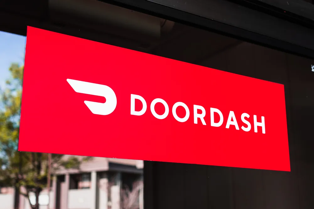 El logotipo de DoorDash en la ventana de un restaurante.