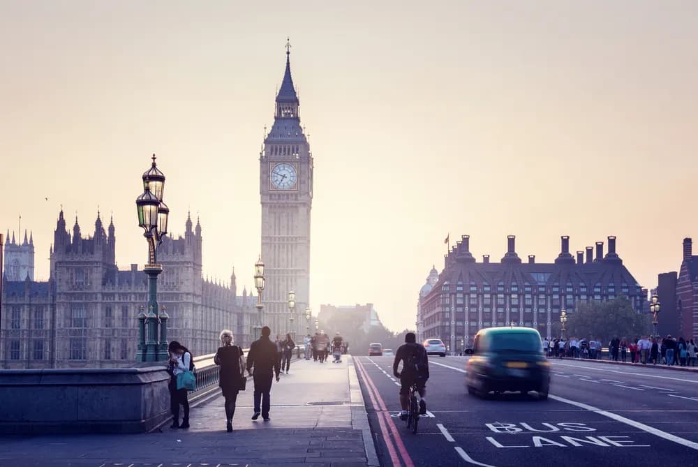 Vista a nivel de calle de Londres con el Big Ben al fondo durante el día. El Reino Unido alberga algunas de las mejores escuelas culinarias del mundo.