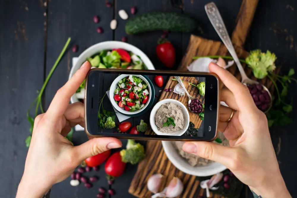 Los smartphones modernos con cámaras de alta calidad permiten tomar excelentes fotos de menús. No necesitas una cámara profesional para capturar fotos atractivas de comida.