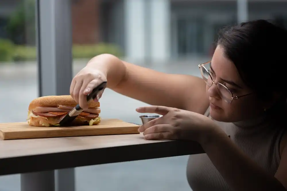 Los estilistas de alimentos utilizan una variedad de técnicas para hacer que la comida luzca deliciosa, incluido el uso de glicerina para crear un acabado brillante.
