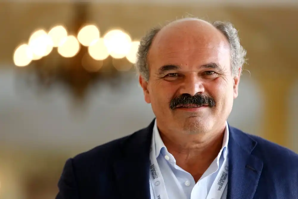 Retrato de Oscar Farinetti, fundador de Eataly. Farinetti concibió Eataly como un lugar para celebrar la cultura gastronómica italiana. Eataly también cuenta con otros inversores como Lidia Bastianich y Joe Bastianich.