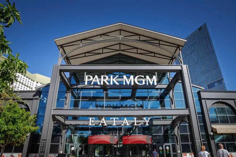 La entrada de la ubicación de Eataly en Las Vegas. El nombre 'Park MGM' es visible sobre la entrada. Eataly se ha expandido a múltiples ubicaciones en EE. UU. y en todo el mundo desde su fundación en 2007.