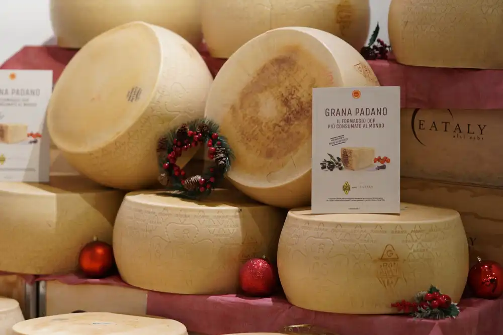 Ruedas de queso italiano exhibidas en una ubicación de Eataly. Eataly ha expandido con éxito su presencia en mercados diversos como São Paulo, Brasil, al centrarse en la autenticidad y la localización.
