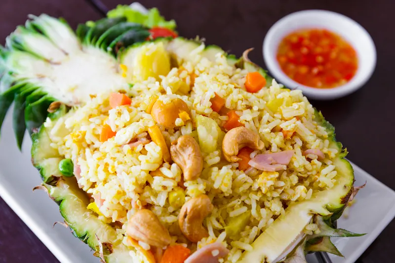 Arroz frito en un tazón de piña, un plato tailandés popular. Sarintip 'Jazz' Singsanong y Suthiporn 'Tui' Sungkamee transformaron Jitlada en un destino de la cocina del sur de Tailandia.