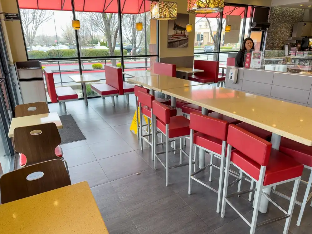 El interior de un restaurante Panda Express. El diseño interior del restaurante es moderno y acogedor.