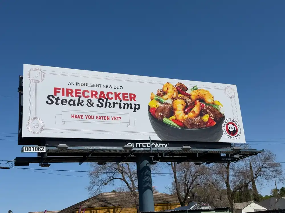 Un cartel publicitario de nuevos elementos del menú que ofrece Panda Express.